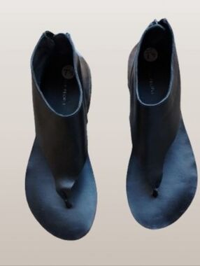 New Without Box Free People Uma Black Leather Thong Sandals Size 7.5